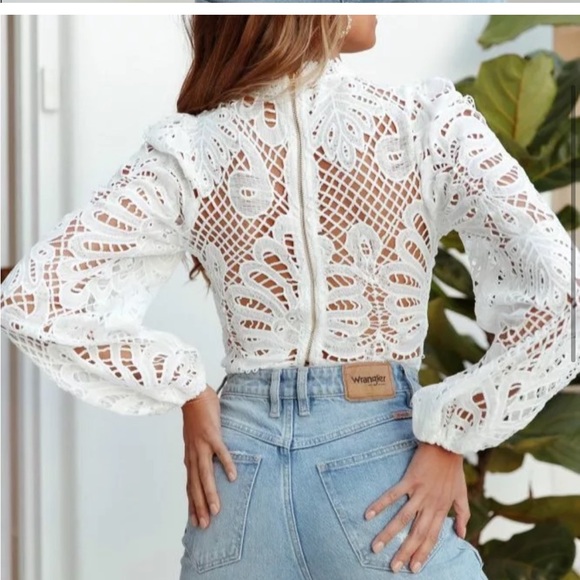 Cropped stand collar top, crafted in Intricate guipure lace. - Picture 5 of 8